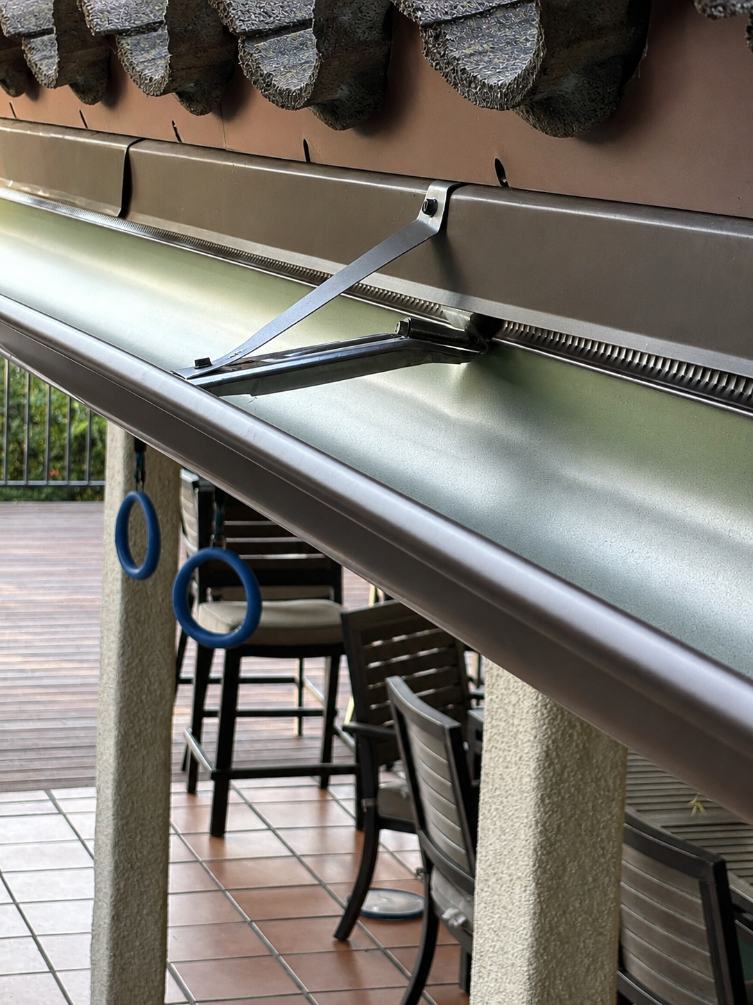 Professional gutter cleaning on a Los Angeles home with debris cleared from the trough